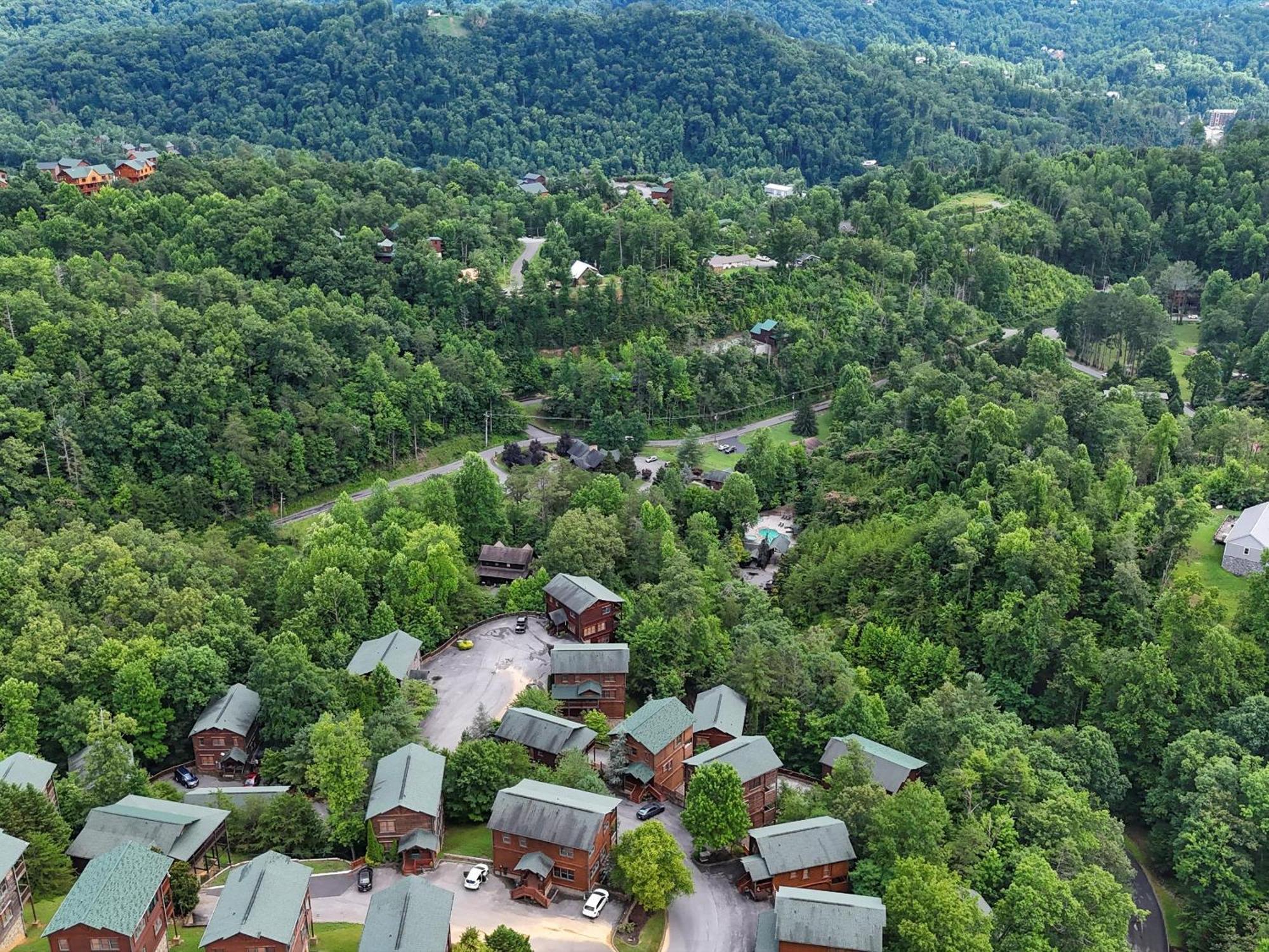 The Great Escape Ii, 5 Bedrooms, Sleeps 17, Game Room, Pool Access, Theater Gatlinburg Exteriér fotografie