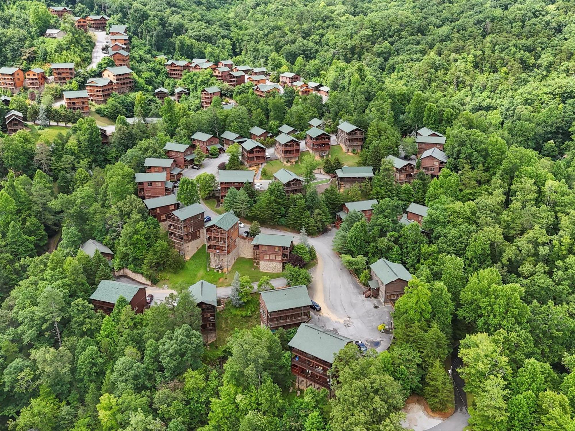 The Great Escape Ii, 5 Bedrooms, Sleeps 17, Game Room, Pool Access, Theater Gatlinburg Exteriér fotografie